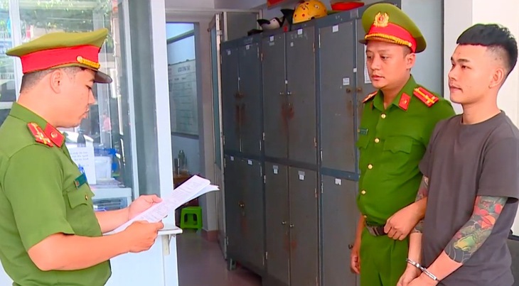 Nam thanh niên bất ngờ đấm vào mặt điều dưỡng cấp cứu ở Khánh Hòa- Ảnh 2.