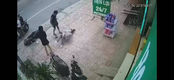Nam thanh niên ra tay đánh gục cô gái giữa đường

- Ảnh 1.