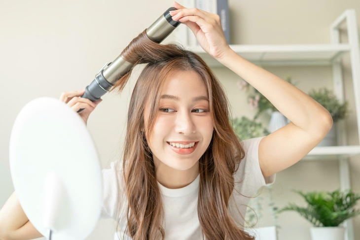 Nắng nóng khiến tóc nhanh bết và có mùi, khắc phục thế nào?- Ảnh 3.