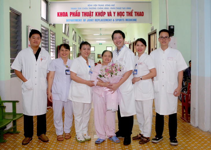 Bệnh viện đầu tiên tại miền Trung phẫu thuật thay khớp háng, xương đùi bằng Megaprosthesis- Ảnh 2. Bệnh viện đầu tiên tại miền Trung phẫu thuật thay khớp háng, xương đùi bằng Megaprosthesis- Ảnh 2.