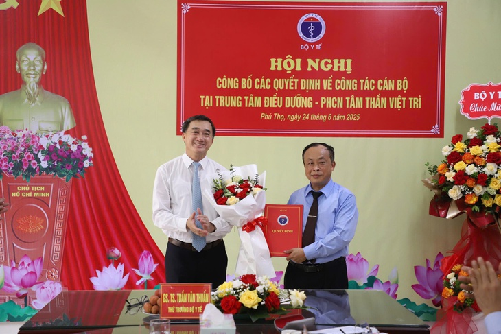 Bộ Y tế trao quyết định bổ nhiệm cán bộ Trung tâm Điều dưỡng Phục hồi chức năng tâm thần Việt Trì- Ảnh 1. Bộ Y tế trao quyết định bổ nhiệm cán bộ Trung tâm Điều dưỡng Phục hồi chức năng tâm thần Việt Trì- Ảnh 1.