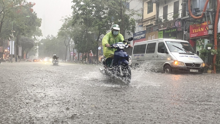 Mưa lớn cục bộ tiếp tục xuất hiện ở nhiều khu vực- Ảnh 2. Mưa lớn cục bộ tiếp tục xuất hiện ở nhiều khu vực- Ảnh 2.