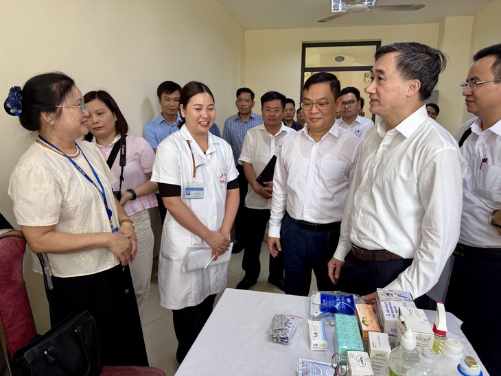 Thứ trưởng Bộ Y tế Trần Văn Thuấn kiểm tra công tác đảm bảo y tế phục vụ thi tốt nghiệp THPT tại Phú Thọ- Ảnh 1.