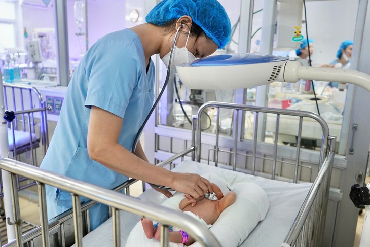 Cấp cứu tối khẩn giành lại sự sống cho mẹ con sản phụ bị bong rau non thể nặng- Ảnh 2. Cấp cứu tối khẩn giành lại sự sống cho mẹ con sản phụ bị bong rau non thể nặng- Ảnh 2.