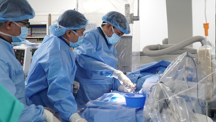 Bé gái 2 tuổi mắc u nguyên bào võng mạc may mắn được điều trị bảo tồn đôi mắt ngay 'phút 89'- Ảnh 4.