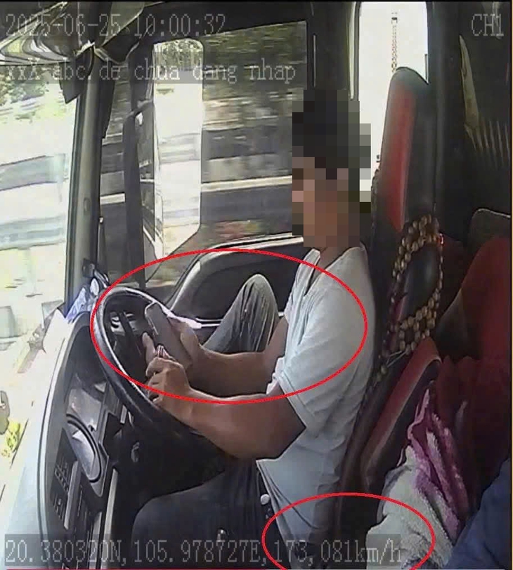 Tài xế tay 'lướt' TikTok di chuyển 80km/h trên cao tốc- Ảnh 2.