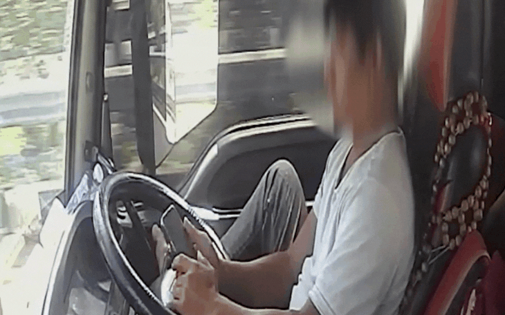 Tài xế tay "lướt" TikTok di chuyển 80km/h trên cao tốc