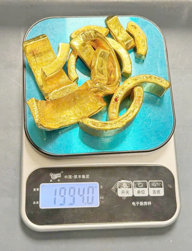 Phát hiện đối tượng giấu gần 2kg nghi vàng trong ống kính máy ảnh tại sân bay Nội Bài- Ảnh 3. Phát hiện đối tượng giấu gần 2kg nghi vàng trong ống kính máy ảnh tại sân bay Nội Bài- Ảnh 3.