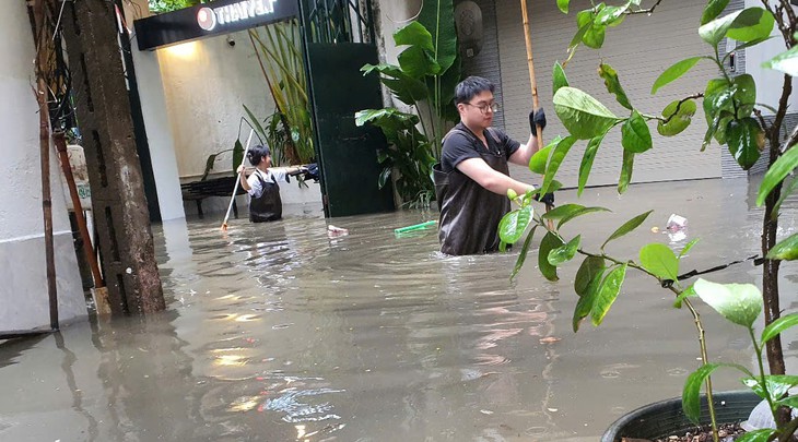 Hàng loạt tuyến phố ở Hà Nội có nguy cơ ngập do mưa lớn sáng nay- Ảnh 2.