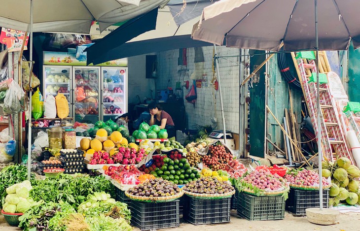 Măng cụt vào mùa giá 'siêu hời', tiểu thương chia sẻ cách loại bỏ quả hỏng, tránh lãng phí- Ảnh 1.