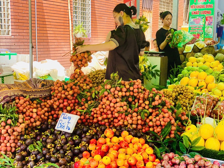 Măng cụt vào mùa giá 'siêu hời', tiểu thương chia sẻ cách loại bỏ quả hỏng, tránh lãng phí- Ảnh 4.