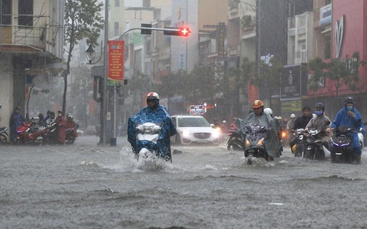 Vì sao áp thấp nhiệt đới không vào đất liền vẫn làm gia tăng mưa cho nhiều khu vực?