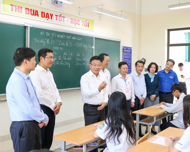 Phó Thủ tướng Lê Thành Long kiểm tra công tác tổ chức thi tốt nghiệp THPT 2025 tại Hải Phòng: Quyền lợi của thí sinh là cao nhất- Ảnh 1.