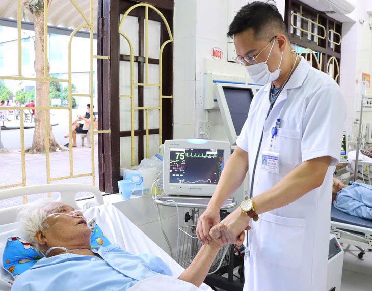 Cứu sống cụ ông 3 lần ngừng tim- Ảnh 1.