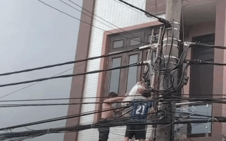 Cháy nhà 5 tầng ở Gia Lâm, 4 người được hàng xóm cứu thoát