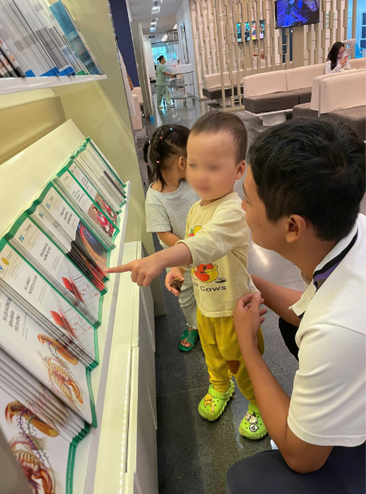 Bé gái 2 tuổi mắc u nguyên bào võng mạc may mắn được điều trị bảo tồn đôi mắt ngay 'phút 89'- Ảnh 3.