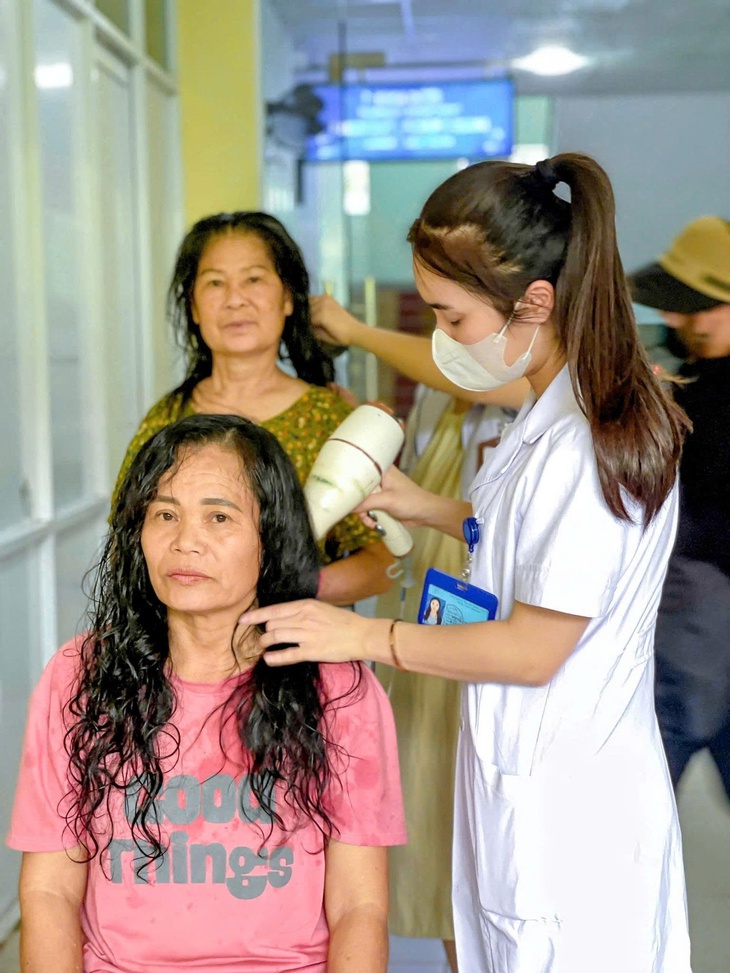 Cắt tóc miễn phí nơi giường bệnh: Nơi lòng người ấm lại- Ảnh 3.