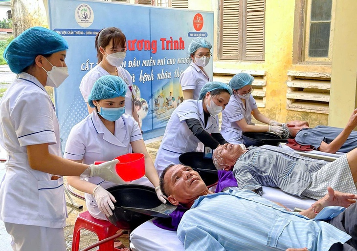 Cắt tóc miễn phí nơi giường bệnh: Nơi lòng người ấm lại- Ảnh 2.