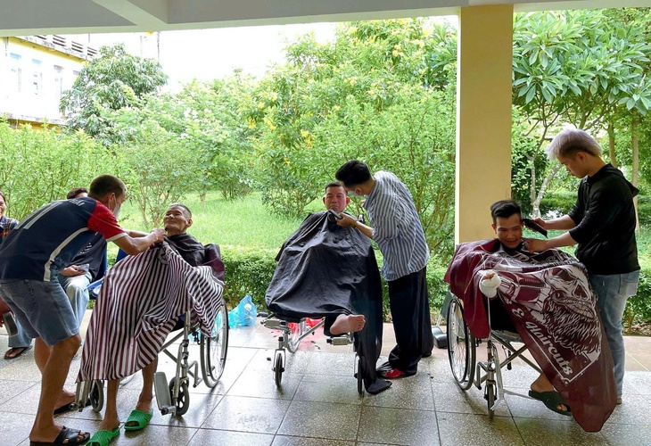 Cắt tóc miễn phí nơi giường bệnh: Nơi lòng người ấm lại- Ảnh 4.