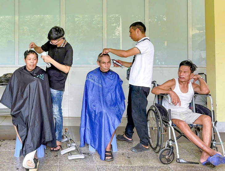 Cắt tóc miễn phí nơi giường bệnh: Nơi lòng người ấm lại- Ảnh 5.