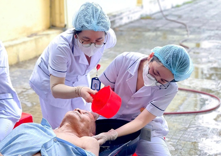 Cắt tóc miễn phí nơi giường bệnh: Nơi lòng người ấm lại- Ảnh 6.