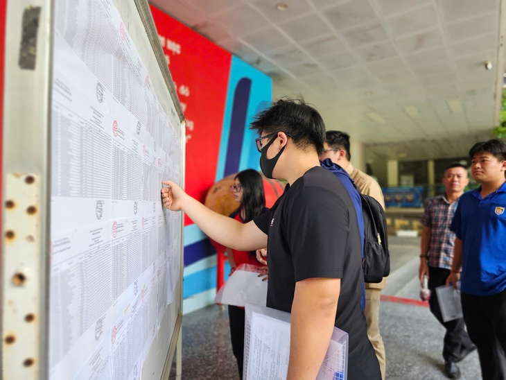 Hơn 1,16 triệu thí sinh hồi hộp làm thủ tục dự thi tốt nghiệp THPT 2025- Ảnh 2. Hơn 1,16 triệu thí sinh hồi hộp làm thủ tục dự thi tốt nghiệp THPT 2025- Ảnh 2.