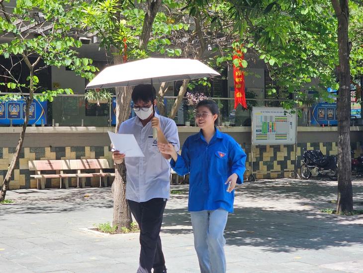 Hơn 1,16 triệu thí sinh hồi hộp làm thủ tục dự thi tốt nghiệp THPT 2025- Ảnh 1. Hơn 1,16 triệu thí sinh hồi hộp làm thủ tục dự thi tốt nghiệp THPT 2025- Ảnh 1.