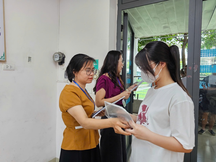 Hơn 1,16 triệu thí sinh hồi hộp làm thủ tục dự thi tốt nghiệp THPT 2025- Ảnh 7. Hơn 1,16 triệu thí sinh hồi hộp làm thủ tục dự thi tốt nghiệp THPT 2025- Ảnh 7.