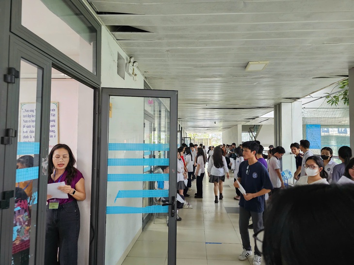 Hơn 1,16 triệu thí sinh hồi hộp làm thủ tục dự thi tốt nghiệp THPT 2025- Ảnh 6. Hơn 1,16 triệu thí sinh hồi hộp làm thủ tục dự thi tốt nghiệp THPT 2025- Ảnh 6.