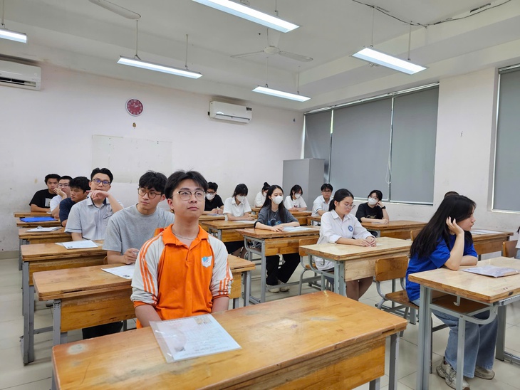 Hơn 1,16 triệu thí sinh hồi hộp làm thủ tục dự thi tốt nghiệp THPT 2025- Ảnh 9. Hơn 1,16 triệu thí sinh hồi hộp làm thủ tục dự thi tốt nghiệp THPT 2025- Ảnh 9.