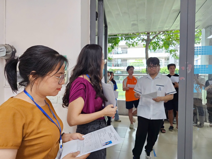 Hơn 1,16 triệu thí sinh hồi hộp làm thủ tục dự thi tốt nghiệp THPT 2025- Ảnh 8. Hơn 1,16 triệu thí sinh hồi hộp làm thủ tục dự thi tốt nghiệp THPT 2025- Ảnh 8.