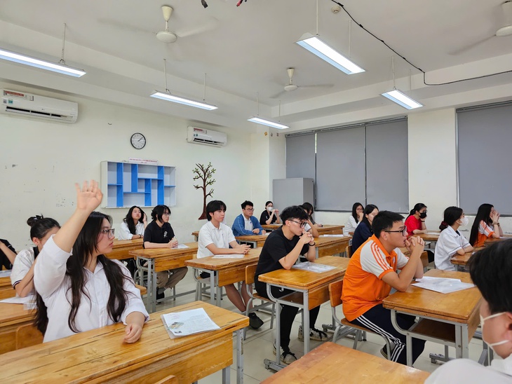 Hơn 1,16 triệu thí sinh hồi hộp làm thủ tục dự thi tốt nghiệp THPT 2025- Ảnh 11. Hơn 1,16 triệu thí sinh hồi hộp làm thủ tục dự thi tốt nghiệp THPT 2025- Ảnh 11.