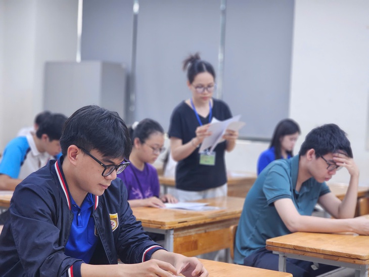 Hơn 1,16 triệu thí sinh hồi hộp làm thủ tục dự thi tốt nghiệp THPT 2025- Ảnh 12. Hơn 1,16 triệu thí sinh hồi hộp làm thủ tục dự thi tốt nghiệp THPT 2025- Ảnh 12.