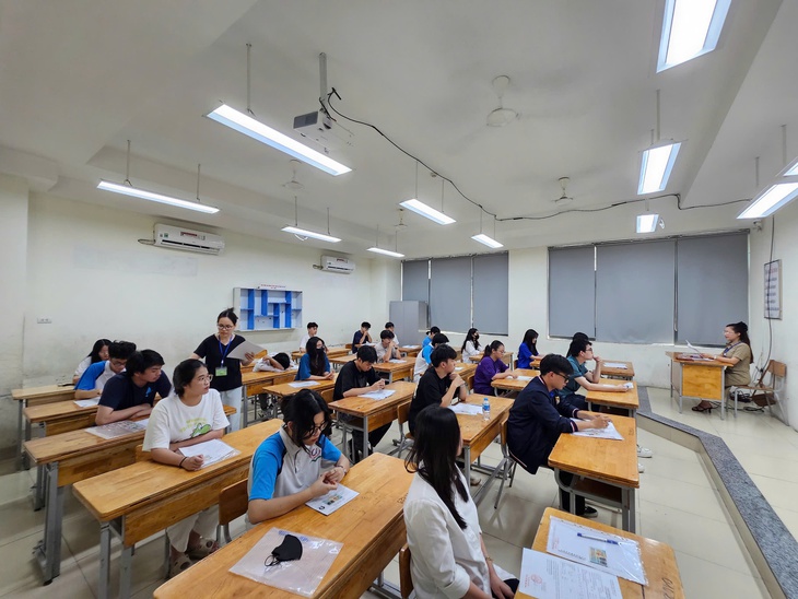 Hơn 1,16 triệu thí sinh hồi hộp làm thủ tục dự thi tốt nghiệp THPT 2025- Ảnh 13. Hơn 1,16 triệu thí sinh hồi hộp làm thủ tục dự thi tốt nghiệp THPT 2025- Ảnh 13.