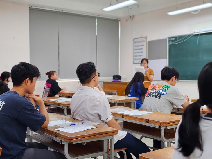 Hơn 1,16 triệu thí sinh hồi hộp làm thủ tục dự thi tốt nghiệp THPT 2025- Ảnh 10. Hơn 1,16 triệu thí sinh hồi hộp làm thủ tục dự thi tốt nghiệp THPT 2025- Ảnh 10.