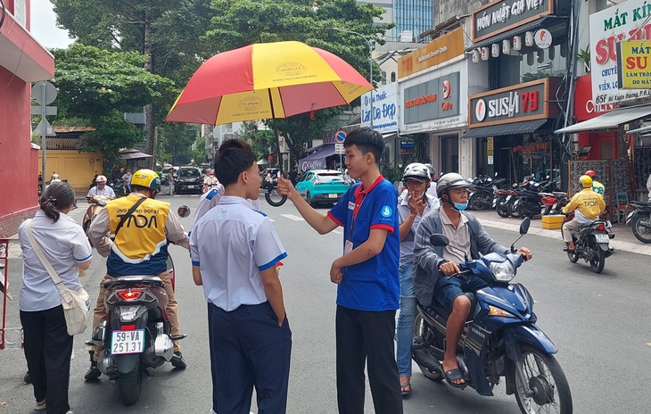 Hàng nghìn sinh viên tham gia 'tiếp sức mùa thi' ở TPHCM- Ảnh 5.