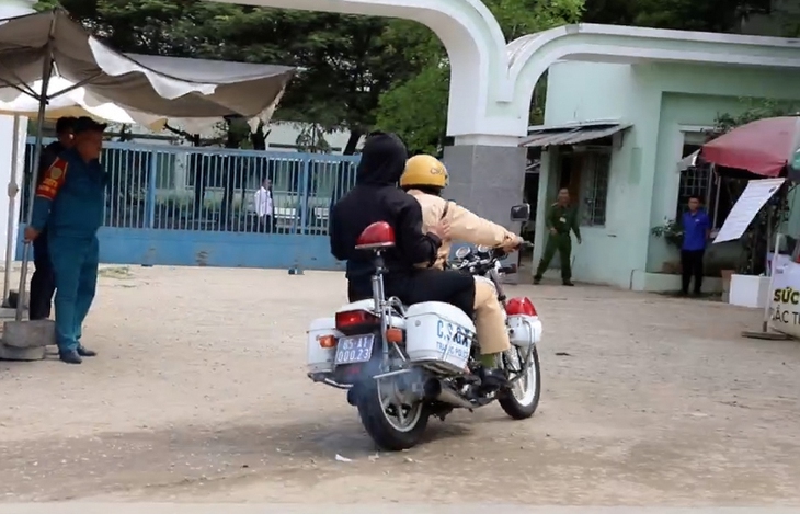 3 thí sinh ngủ quên trước giờ thi được CSGT Ninh Thuận hỗ trợ đến điểm thi kịp thời- Ảnh 1.