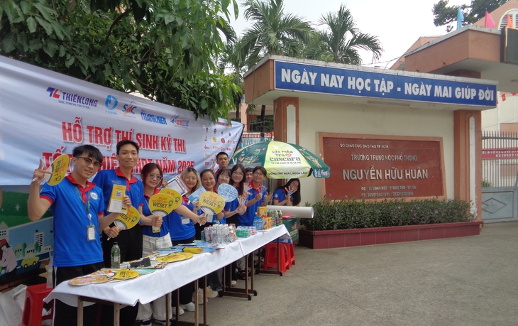 Hàng nghìn sinh viên tham gia 'tiếp sức mùa thi' ở TPHCM- Ảnh 3.