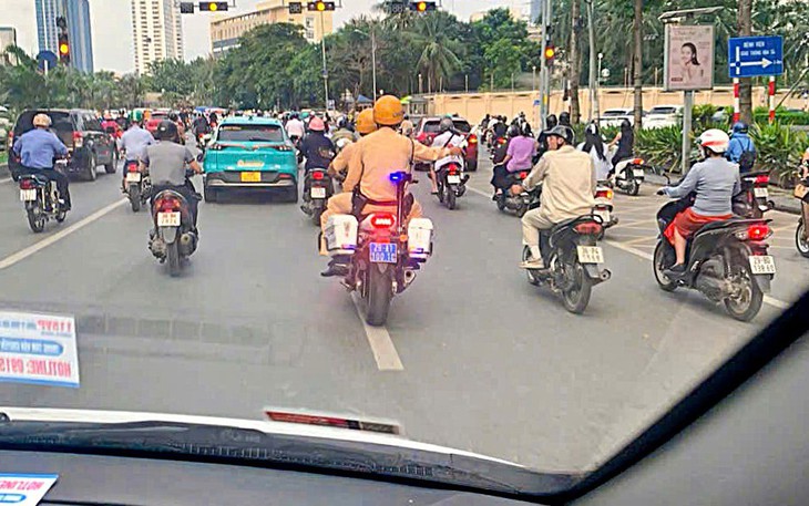 Bé 2 tháng tuổi sốt cao nghi nhiễm khuẩn được CSGT Hà Nội mở đường đến bệnh viện