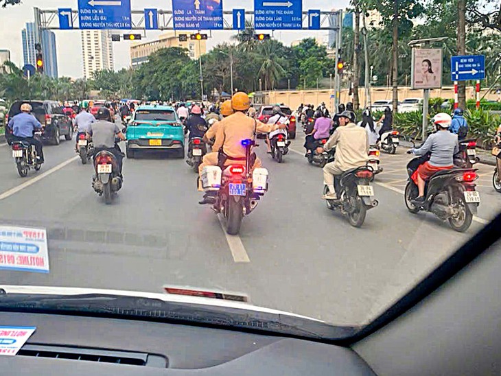 Bé 2 tháng tuổi sốt cao nghi nhiễm khuẩn được CSGT Hà Nội mở đường đến bệnh viện- Ảnh 2.