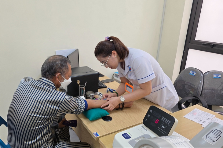 Bệnh viện Hữu Nghị miễn phí khám chẩn đoán sớm ung thư - Ảnh 2.