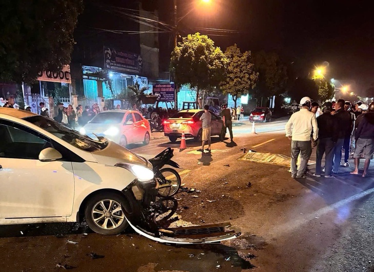 2 thanh thiếu niên đi xe máy tử vong thương tâm sau va chạm với ô tô con- Ảnh 1.