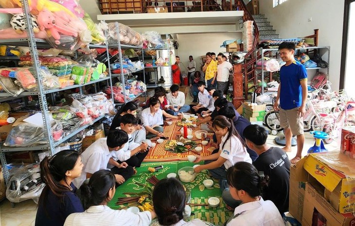 Tiếp sức mùa thi: Ấm áp những bữa cơm 0 đồng, phòng nghỉ miễn phí cho sĩ tử 2K7- Ảnh 1.