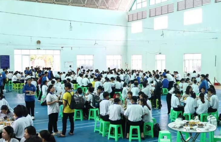 Tiếp sức mùa thi: Ấm áp những bữa cơm 0 đồng, phòng nghỉ miễn phí cho sĩ tử 2K7- Ảnh 2.