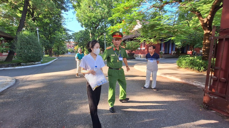 Thi tốt nghiệp THPT ở Huế: Môn Ngữ văn vắng 28 thí sinh, 1 em đến nhầm điểm thi- Ảnh 1.