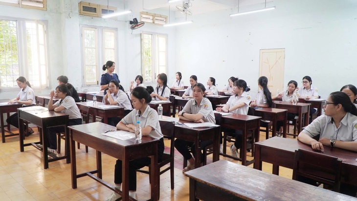 Thi tốt nghiệp THPT ở Huế: Môn Ngữ văn vắng 28 thí sinh, 1 em đến nhầm điểm thi- Ảnh 2.