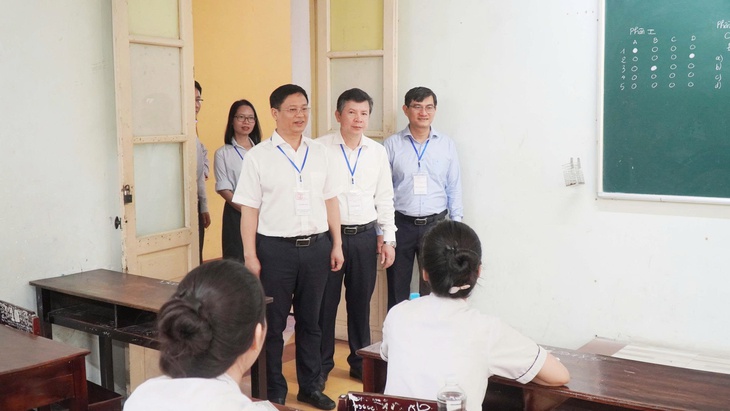 Thi tốt nghiệp THPT ở Huế: Môn Ngữ văn vắng 28 thí sinh, 1 em đến nhầm điểm thi- Ảnh 3.