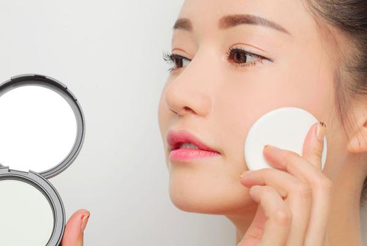 6 sai lầm khiến lớp trang điểm nhanh trôi trong mùa nóng- Ảnh 2.