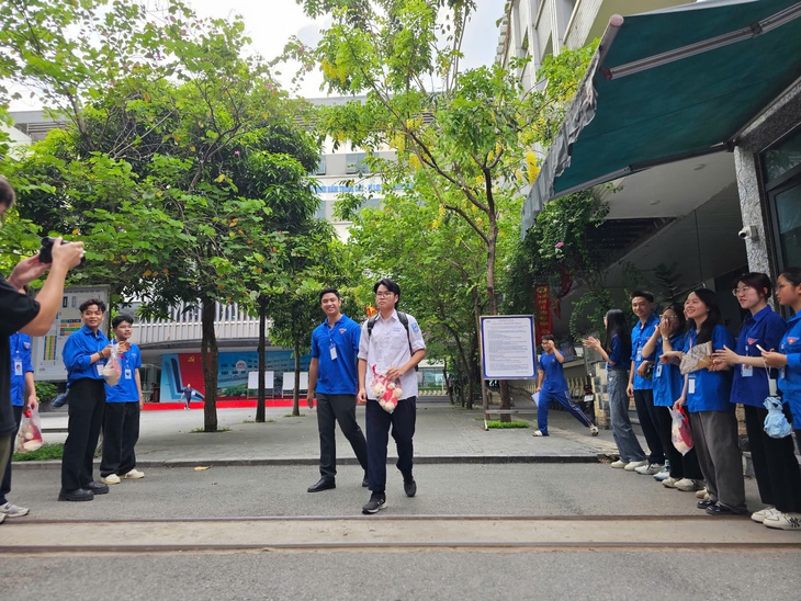 Đề Toán thi tốt nghiệp THPT 2025: Thí sinh 'khó nhằn' vì nhiều dạng thức lạ- Ảnh 1.