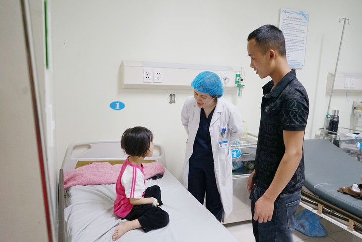 Cúc áo gãy đôi nằm trong đường thở bé gái 5 tuổi- Ảnh 2.